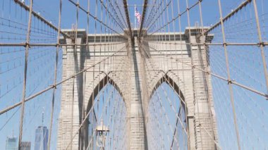Brooklyn Köprüsü 'nden Manhattan' a, kablolar ve mavi gökyüzü. New York 'un simgesel sembolü, ABD' nin seyahat hedefi. Amerika Birleşik Devletleri 'nin mimarisi, turist simgesi. Ünlü kablolu yayın köprüsü.