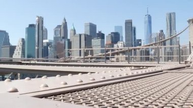 Brooklyn Köprüsü 'nden Manhattan' a. New York City silueti, finans bölgesi şehir manzarası. Dünya Ticaret Merkezi, Dünya Ticaret Merkezi gökdeleni, vidaları boş ver. Iconic USA seyahat rotası. Amerika Birleşik Devletleri.