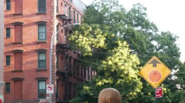 New York City klasik bina mimarisi, Manhattan, ABD. Şehir dışındaki konutlar. Birleşik Devletler 'de gayrimenkul. Tipik kırmızı tuğla cephesi. Yangın çıkışı, acil merdiven çıkışı..