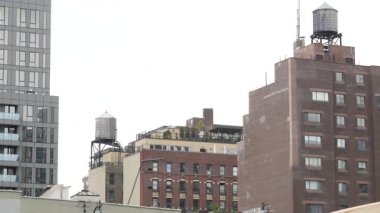 New York City klasik bina mimarisi. Şehir dışındaki konutlar. ABD 'de gayrimenkul. Amerika 'da tipik bir tuğla cephesi. Çatıdaki su kulesi, New York 'un çatısında depo..