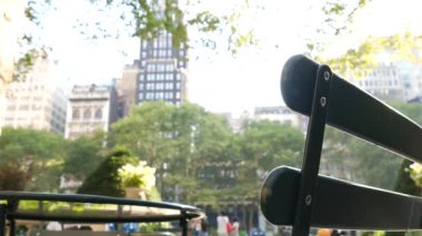 New York, Manhattan Midtown Bryant Parkı 42 sokak ve 5. Cadde köşesi, Birleşik Devletler. Amerika 'da NYC' nin simgesi. Yaz mevsiminde boş sandalye ve masa.