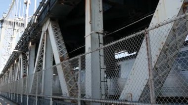 New York City Manhattan Köprüsü 'nden Brooklyn Dumbo' ya. Yaya yolundan gelen Amerikan metro treni. Birleşik Devletler demiryolu taşımacılığı. ABD 'de demiryolu trafiği ve mimarisi.