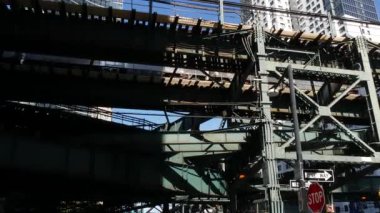 New York metrosu, metropol köprüsü, caddenin üstündeki metro yolu. Demiryolu toplu taşımacılığı. Kırmızı dur işareti. Queensboro tren hattı. Queens Plaza, Long Island, Birleşik Devletler