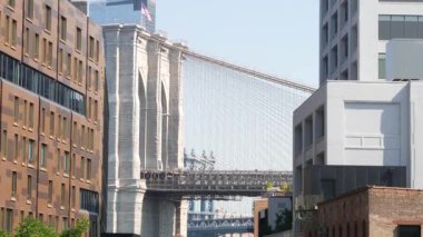 New York Şehri Brooklyn Köprüsü ve Manhattan Köprüsü. NYC modern mimarisi. Birleşik Devletler emlak, Brooklyn Heights. Columbia Heights Caddesi 'ndeki Squibb Park yakınlarında iki köprü manzarası var. ABD 'ye Seyahat.