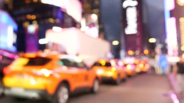 New York City Times Meydanı, Manhattan Midtown Broadway Caddesi, ABD. Amerikan NYC sarı taksi, şehir trafiği. - İnsanlar. Reklam tabelaları, ticari reklamlar, parlayan reklam panoları..