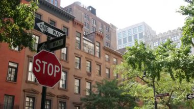 New York tek yönlü kavşak, Stuyvesant caddesi tek yönlü ok. Manhattan Midtown konut mimarisi, Birleşik Devletler gayrimenkul. Kırmızı tuğla ev duvarı, kırmızı yol tabelası.