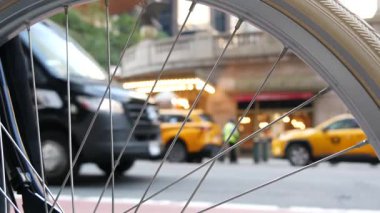New York Şehri Grand Central Terminal İstasyonu, 42. Sokak. Manhattan Midtown 'da. Sarı taksiler, Pershing Square, NYC, ABD 'de araba nakliyesi. Amerikan şehir trafiği, bisiklet tekerleği boyunca insanlar..