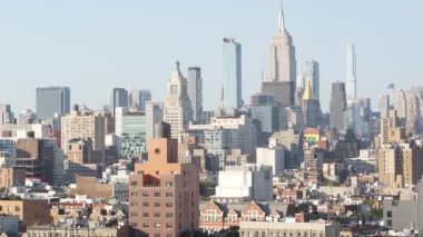 New York City Manhattan siluet şehri. Empire State Binası. Çatı, evler, çatılar. Emlak, şehir mimarisi, Birleşik Devletler sokakları. East Village, NYC 'den şehir merkezi..