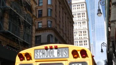 Sarı Okul Otobüsü. Fulton caddesindeki okul otobüsü manzarası, New York City Manhattan Downtown. Çocuk eğitim ve ulaşım, ABD. Amerikan okul servisi, Dünya Ticaret Merkezi Kulesi, ABD.