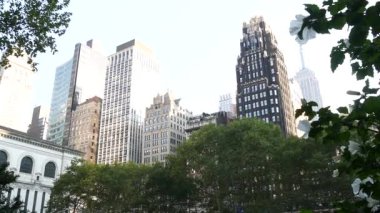 New York, Manhattan Midtown Bryant Parkı 42 sokak ve 5. Cadde köşesi, Birleşik Devletler. Amerika 'da NYC' nin simgesi. Parkın bahçesinde ağaçlar yeşillik. Binalar.