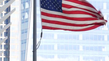 New York, Amerikan bayrağı dalgalanması. Dünya Ticaret Merkezi. Manhattan şehir merkezinde. Özgürlüğün sembolü, demokrasi, özgürlük, vatanseverlik. Star Spangled Banner, Eski Zafer. Yıldızlar ve Çizgiler. 11 Eylül Anma Günü