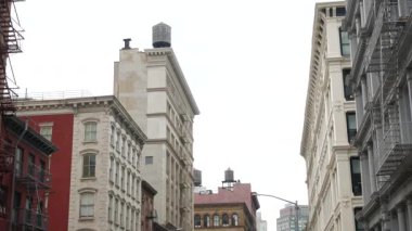 New York City klasik bina mimarisi. Şehir dışındaki konutlar. ABD 'de gayrimenkul. Amerika 'da tipik bir tuğla cephesi. Çatıdaki su kulesi, çatıdaki tank. Yangın merdiveni