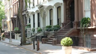 New York City konak binası, Brooklyn Heights yerleşim bölgesi, ABD. Brownstone şehir mimarisi, bağlı ev. Amerika Birleşik Devletleri emlak, Amerikan mülkü, New York 'ta apartmanlar ve evler.