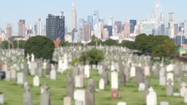 Queens, ABD 'deki New York City Calvary mezarlığı. Manhattan şehir merkezi siluet şehri mimarisi. Mezar taşları, mezarlıklar. Birleşik Devletler 'de büyük bir mezarlık. Çimenler.