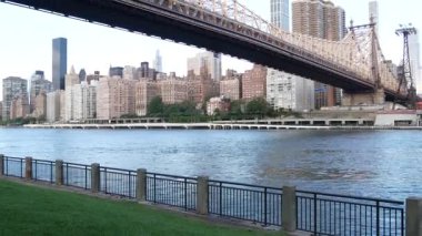New York City rıhtımı, Queensboro Köprüsü, Manhattan Midtown binaları, nehir manzaralı gökdelenler. Roosevelt Adası 'ndan deniz kenarı manzarası. Birleşik Devletler mimarisi ve gayrimenkul.