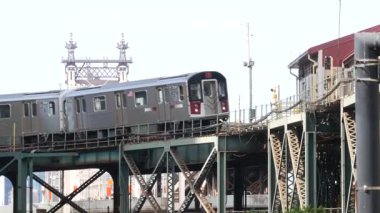 New York metrosu, metropol köprüsü, caddenin üstündeki metro yolu. Demiryolu taşımacılığı, Queensboro istasyonunun klasik demiryolu hattı. Queens toplu tren ulaşımı. Long Island şehri Birleşik Devletler