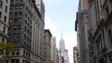 New York City Manhattan Midtown sokak mimarisi. Empire State binası, ABD 'de ikonik gökdelen. Amerikan şehir manzarası, ünlü NYC kulesi, Birleşik Devletler. Beşinci 5. Cadde. Greenwich Köyü.