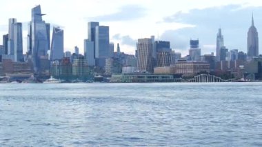 New York City rıhtımı, Manhattan Midtown Hudson Yards binaları, nehir manzaralı gökdelenler. Hoboken, New Jersey 'deki Pier A Park' tan rıhtım manzarası. Birleşik Devletler mimarisi. Hudson Nehri.