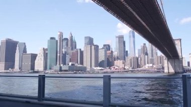 Brooklyn Köprüsü, New York City Manhattan şehir merkezi gökyüzü mimarisi, finans bölgesi deniz manzarası, Birleşik Devletler. Dünya Ticaret Merkezi, Dünya Ticaret Merkezi gökdeleni. Dumbo nehir kıyısı, Doğu nehri, ABD.
