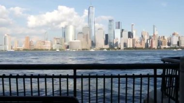 New York City rıhtımı, Manhattan şehir merkezi finans bölgesi, Dünya Ticaret Merkezi binası, nehir manzaralı gökdelenler. Paulus Hook, New Jersey 'den. Birleşik Devletler mimarisi. Hudson Nehri.