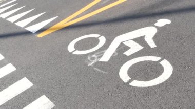 Bisiklet şeridi asfalt levhası, New York. Bisiklet yolu, bisikletçiler için bisiklet yolu, Manhattan. Patenler ve patenler için harika bir yol. Eğlence amaçlı spor etkinliği altyapısı, motosiklet bisikleti, ABD.