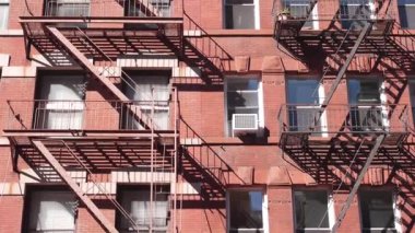 New York City klasik bina mimarisi, Manhattan, ABD. Şehir dışındaki konutlar. Birleşik Devletler 'de gayrimenkul. Tipik kırmızı tuğla cephesi. Yangın çıkışı, acil merdiven çıkışı..