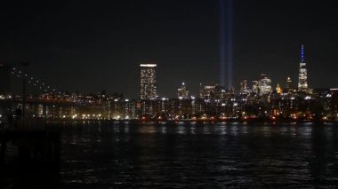 11 Eylül Anma Günü 'nde Manhattan, Light' tan Doğu Nehri 'ne övgü. Feribottan New York 'a. Dünya Ticaret Merkezi. 11 Eylül Anıtı. Amerika Birleşik Devletleri 'nin gökyüzünde iki kiriş