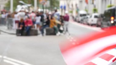 New York City Suçlama Boğa, Wall Street Borsa sembolü ABD. Aşağı Manhattan Merkez Finans Bölgesi, Birleşik Devletler. Broadway caddesinde Amerikan Bayrağı. Odaklanamayan turistler. Yer imi.