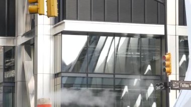 Buhar sızıntısı, New York Şehri Kilisesi, Fulton Caddesi, turuncu buhar boruları. Sıcak duman piposu. Con Edison Buhar Operasyonları Sistemi, Manhattan şehir merkezi finans bölgesi mimarisi. Trafik ışığı