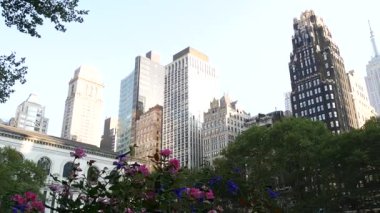 New York, Manhattan Midtown Bryant Parkı 42 sokak ve 5. Cadde köşesi, Birleşik Devletler. Amerika 'da NYC' nin simgesi. Parkın bahçesinde ağaçlar yeşillik. Binalar.