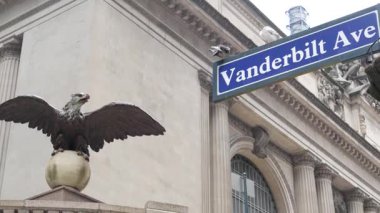 New York Şehri Grand Central Terminali, Vanderbilt Kavşağı tabelası. 42. Cadde, Park Avenue, Pershing Meydanı mimarisi, Demir Kartal. Şehir merkezi, demiryolu ulaşımı. NYC kavşağı