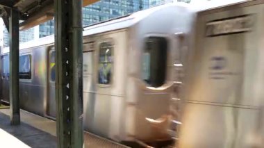 New York metro istasyonu. Metropolitan platformunda metro treni, Birleşik Devletler toplu taşımacılığı. Queens 'teki Queensboro Plaza demiryolu hattında. New York yolcusu tren yolu trafiği, Long Island.