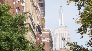 New York City Manhattan Midtown sokak mimarisi. Empire State binası, ABD 'de ikonik gökdelen. Amerikan şehir manzarası, ünlü NYC kulesi, Birleşik Devletler. Beşinci 5. Cadde. Greenwich Köyü.