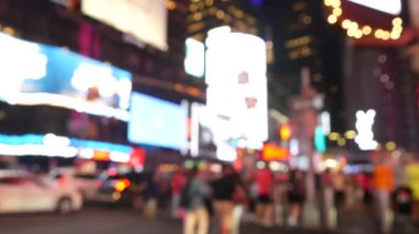 New York City Times Meydanı, Manhattan Midtown Broadway Caddesi, ABD. Amerikan NYC şehir hayatı. İnsanlar yayaların dikkatini dağıttı, zebra yaya geçidi. Reklam tabelaları, ticari reklamlar, reklam panoları parlıyor.