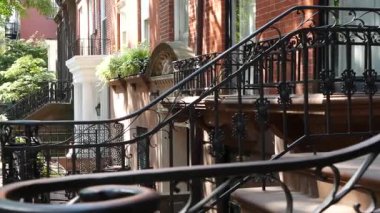 New York City konak binası, Brooklyn Heights yerleşim bölgesi, ABD. Brownstone şehir mimarisi, bağlı ev. Amerika Birleşik Devletleri emlak, Amerikan mülkü, New York 'ta apartmanlar ve evler.