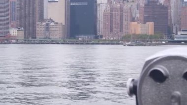 New York şehri kıyısı silueti, Manhattan şehir merkezi binaları, nehir kıyısındaki gökdelenler, doğu nehri suyu. Rıhtım manzarası, kule manzarası, Gantry Plaza. Long Island, Queens 'te. ABD Turizmi.