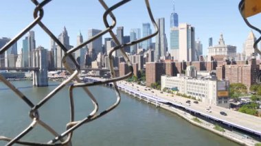 Manhattan Köprüsü 'nden Brooklyn Köprüsü. New York City şehir merkezi, finans bölgesi şehir merkezi, Dünya Ticaret Merkezi. FDR Drive karayolu üzerindeki taşımacılık trafiği, Doğu Nehri suyu, ABD.