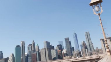 Brooklyn Köprüsü 'nden Manhattan' a. New York City gökyüzü mimarisi, finans bölgesi şehir manzarası. Dünya Ticaret Merkezi, Dünya Ticaret Merkezi gökdeleni, fener. ABD seyahat rotası. Amerika Birleşik Devletleri.
