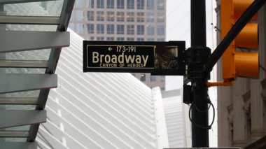 Broadway sokak tabelası, Manhattan şehir merkezi finans bölgesi mimarisi, New York, Fulton sokak köşesi. Trafik levhası. Dünya Ticaret Merkezi yakınlarında sarı trafik ışığı. Metro girişi.
