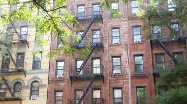 New York City klasik bina mimarisi, Manhattan, ABD. Şehir dışındaki konutlar. Birleşik Devletler 'de gayrimenkul. Tipik kırmızı tuğla cephesi. Yangın çıkışı, acil merdiven çıkışı..