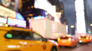 New York City Times Meydanı, Manhattan Midtown Broadway Caddesi, ABD. Amerikan NYC sarı taksi, şehir trafiği. - İnsanlar. Reklam tabelaları, ticari reklamlar, parlayan reklam panoları..