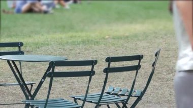 New York, Manhattan Midtown Bryant Parkı 42 sokak ve 5. Cadde köşesi, Birleşik Devletler. Amerika 'da NYC' nin simgesi. Yaz yeşilliklerinde sandalye ve masa. Çimenlerdeki insanlar.