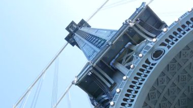 Manhattan Köprüsü 'nden Brooklyn Dumbo' ya. New York 'un sembolü, Amerika' nın seyahat yeri. Birleşik Devletler 'in mimarisi, turizm simgesi. Kablolu yayın köprüsü. Yaya yolundan kablolar ve gökyüzü. Güneş ışınları.