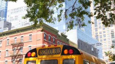 New York Manhattan caddesinde sarı okul otobüsü, şehir yolunda okul otobüsü kamyonu. Çocuk eğitim ve ulaşım, ABD. Amerikan okul servisi, 10 Avenue Chelsea kırmızı tuğlalı ev, Amerika Birleşik Devletleri.