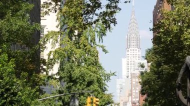 New York City Manhattan Midtown mimarisi. 42 caddedeki Chrysler binası, ABD gökdeleninin simgesi. Meşhur Amerikan Kulesi, New York Birleşik Devletleri. Lexington Bulvarı, Irving St. Gramercy Park Ağaçları