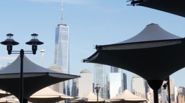 New York City rıhtımı, Manhattan şehir merkezi finans bölgesi, Dünya Ticaret Merkezi binası, nehir manzaralı gökdelenler. J Owen Grundy Park, New Jersey 'den. Birleşik Devletler mimarisi. Hudson..
