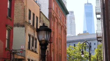 New York, Birleşik Devletler. Manhattan Çin Mahallesi Mosco Sokağı. Çin Bölgesi Şehir Mimarisi, ABD. Amerikan kırmızı tuğla binaları, fener. Dünya Ticaret Merkezi, New York 'taki Özgürlük Kulesi.