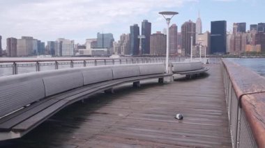 New York şehri kıyısı silueti, Manhattan şehir merkezi binaları, nehir kıyısındaki gökdelenler, doğu nehri suyu. Liman kenti manzarası, Gantry Plaza iskelesi, Long Island, Queens. Birleşik Devletler mimarisi.