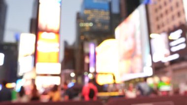 New York City Times Meydanı, Manhattan Midtown Broadway Caddesi, ABD. Amerikan NYC şehir hayatı. Yayaların dikkatini dağıttı. Reklam tabelaları, ticari reklamlar, parlayan reklam panoları..