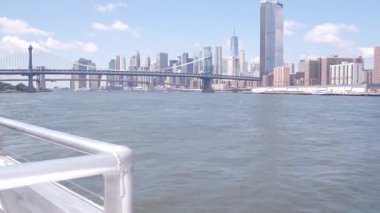 Feribot ile New York City şehir merkezinin silueti. Manhattan ve Brooklyn köprüsü. Feribottan Dünya Ticaret Merkezi gökdelenine. Doğu nehri kıyısı manzarası, nehir kenarındaki binalar, ABD.
